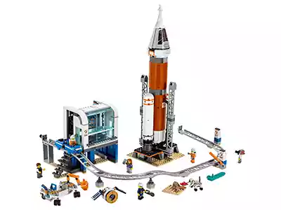 Космическая ракета и пункт управления запуском