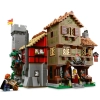 Средневековая городская площадь (LEGO 10332)